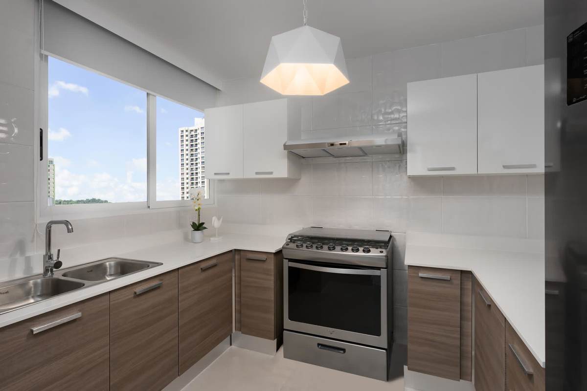 Bedroom with sliding glass doors to terrace PH Kings Park Condado del Rey Panama