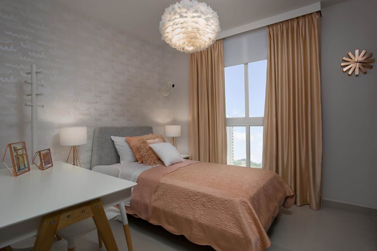 Contemporary bathroom with walk-in glass shower PH Kings Park Condado del Rey