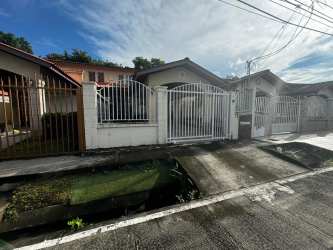 Bright living room with ceramic floors, AC and large windows in furnished duplex La Fontana David Panama