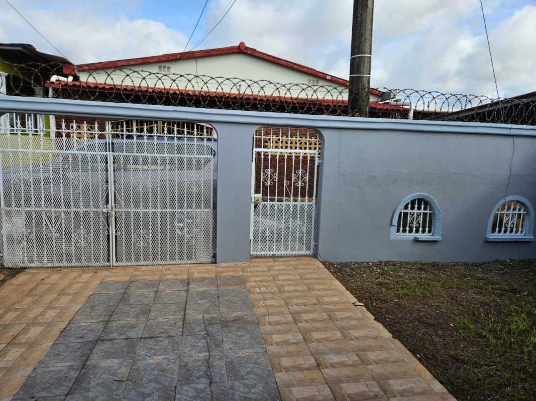 Secure metal fencing with pedestrian gate Urbanizacion Don Bosco Panama