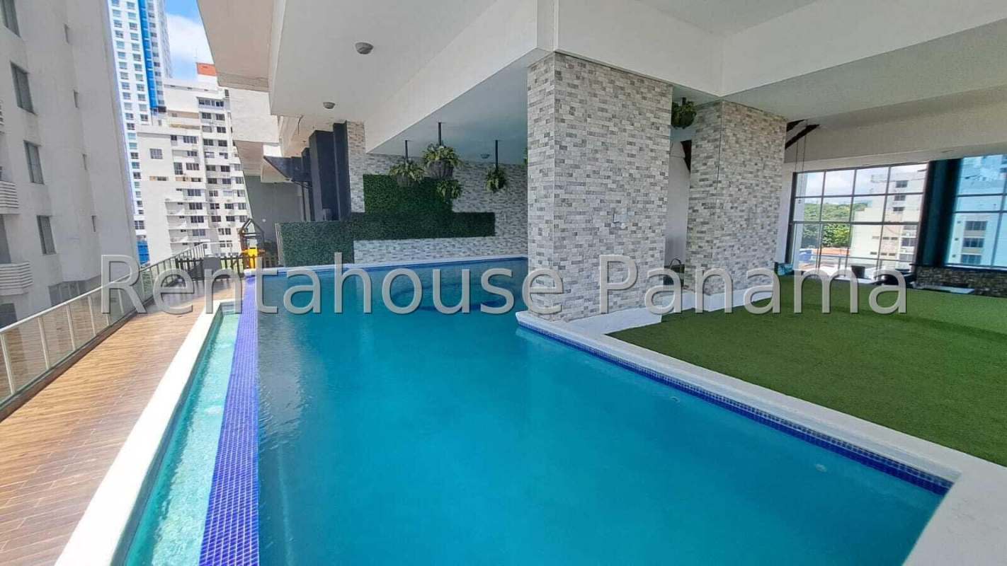 Rooftop pool with panoramic skyline views in PH Quartier 74 Panama City