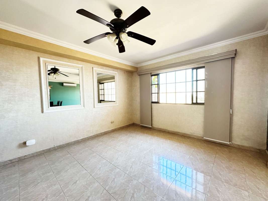 Large living dining area with ceramic tile floors in house for sale in Betania Panama