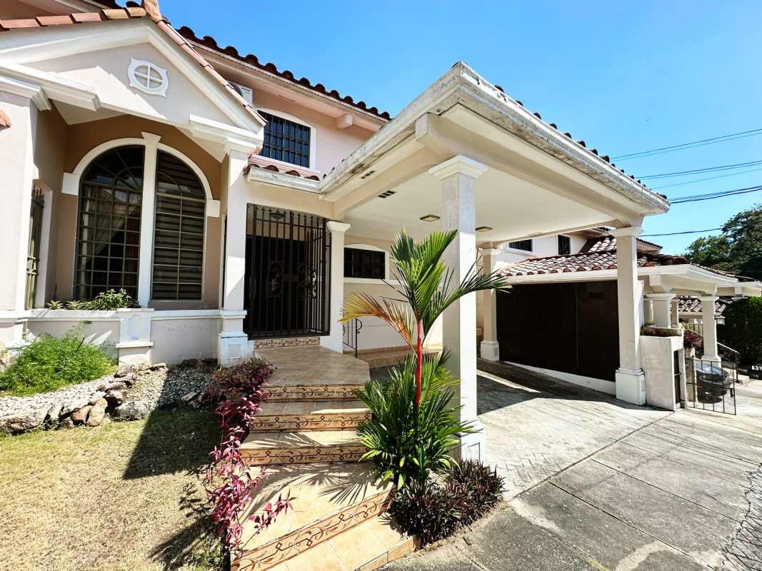 Traditional kitchen with granite countertops, white cabinets in Urbanización Corona Garden Betania Panama City