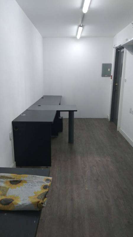 Minimalist modern small office with laminate floor in La Loma 12 de Octubre commercial rental