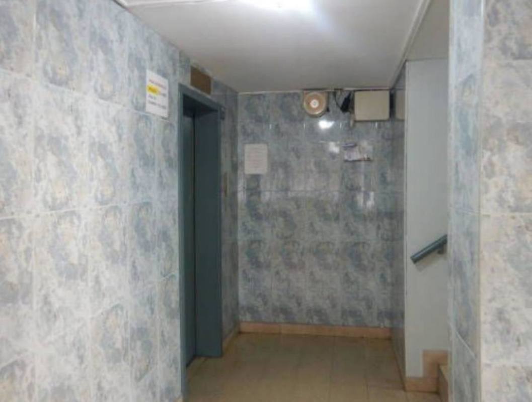 Entry porch with barred windows and stone wall at PH El Paical apartment El Cangrejo