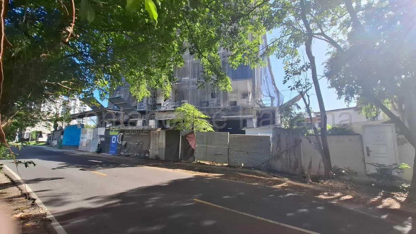 Wide view modern residential tower PH Dovle Selva under construction Panama