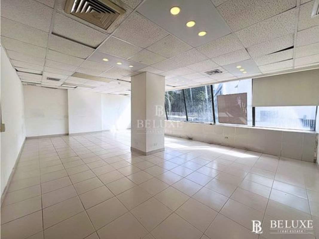 Modern private enclosed office corner in PH VIP Tower Obarrio with wood flooring Panama