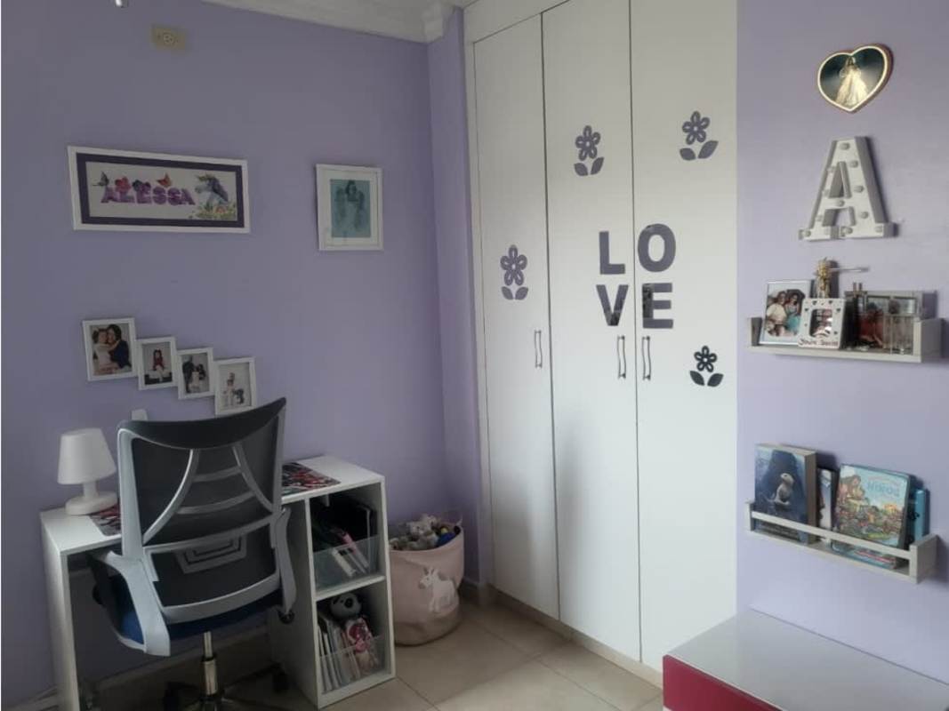 Secondary bedroom with built-in closet and window views at PH Fairmont Plaza Panama