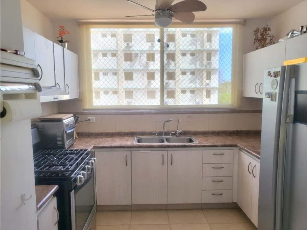 Contemporary dining area with accent wall and mirror in PH Fairmont Plaza San Francisco