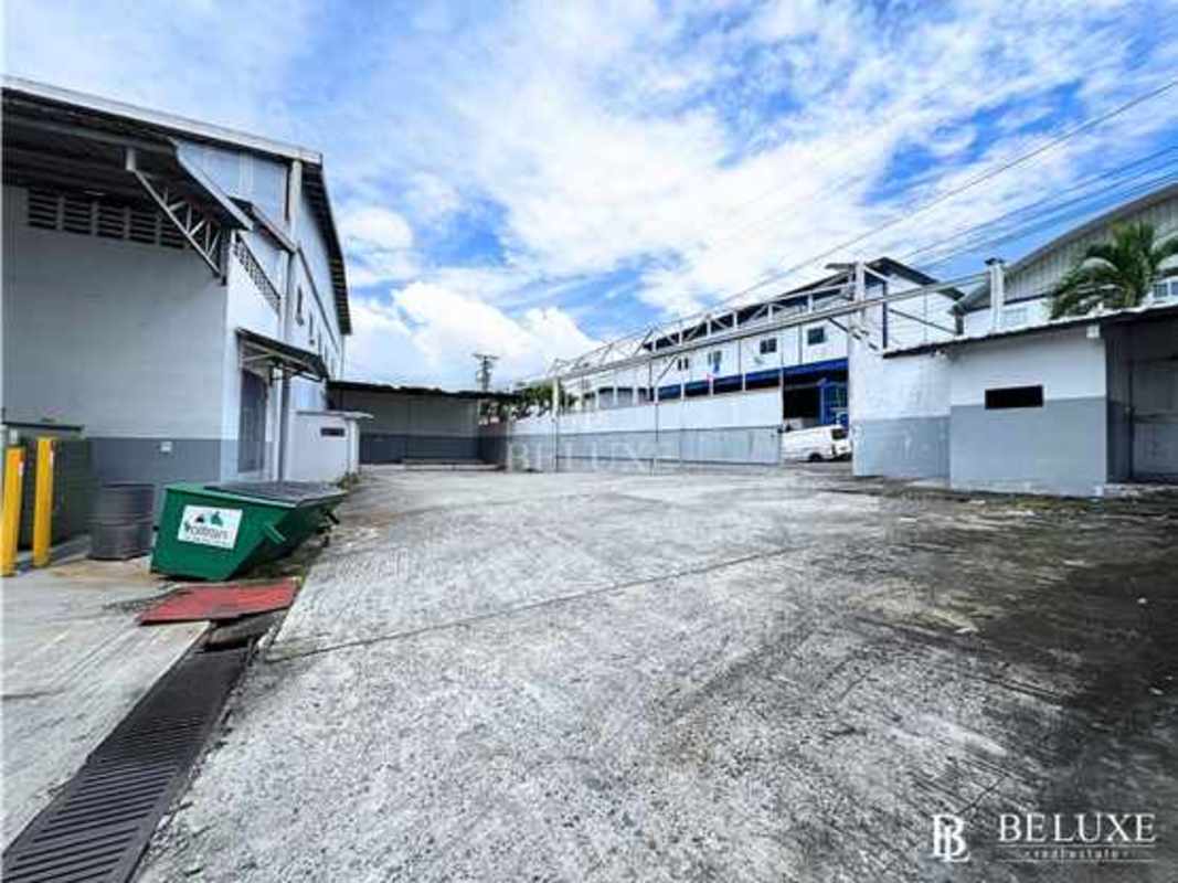 Warehouse for Sale in Río Abajo 3000m2 with Offices & Loading Docks