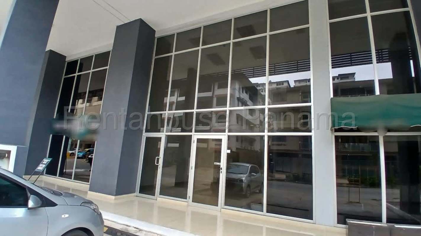 Exterior shot store entrance commercial space PH Vitro Loft El Cangrejo Panama City