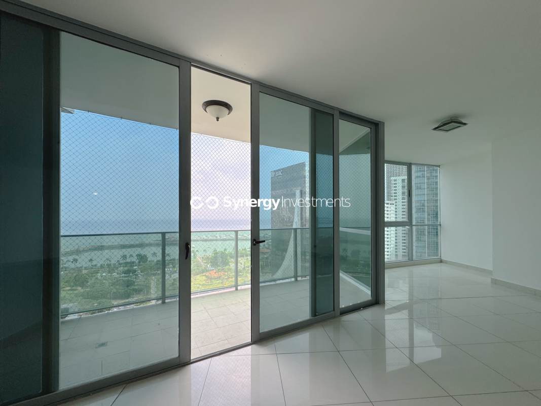 Spacious master bedroom with wood floors and ceiling fan, panoramic city and sea view at PH Allure Panama