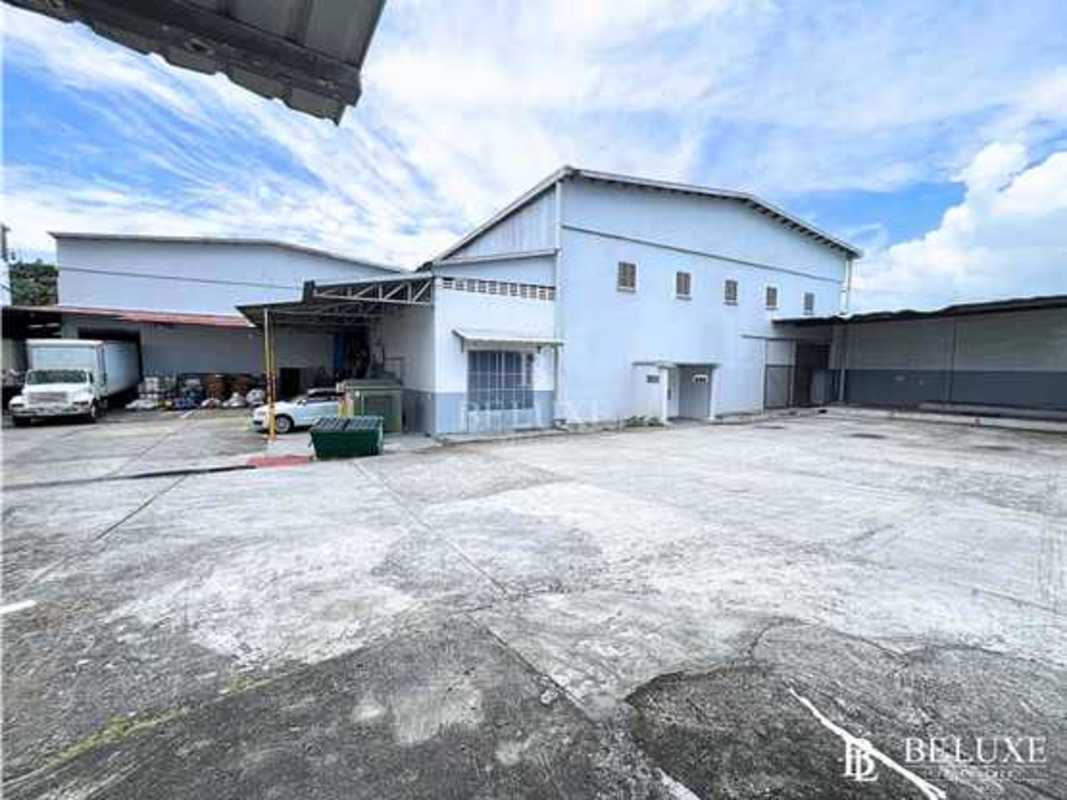 Industrial warehouse exterior with ample parking and loading bays Panama City