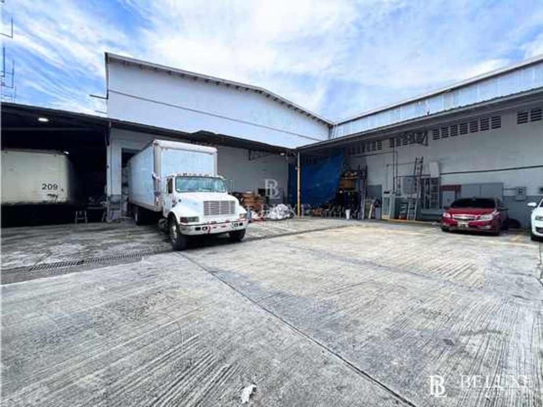 Tall ceiling industrial warehouse interior in Río Abajo Panama with shelving