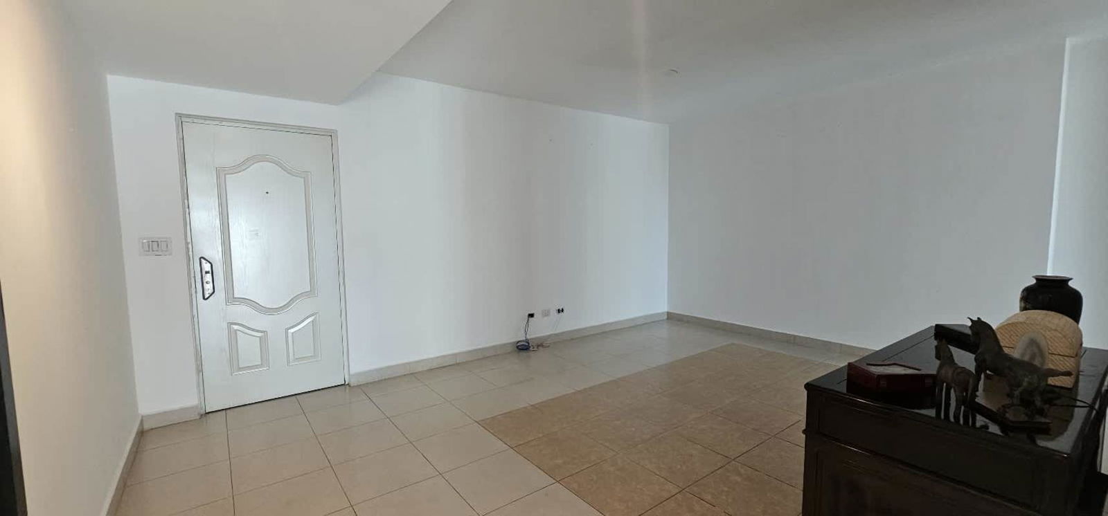 Bright open living area with city views, porcelain floors in PH Tao San Francisco Panama