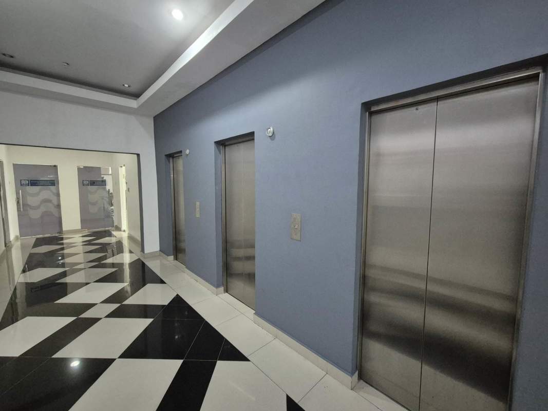 Elevator lobby with three elevators and modern finishes at PH Brazil 405 in Panama City