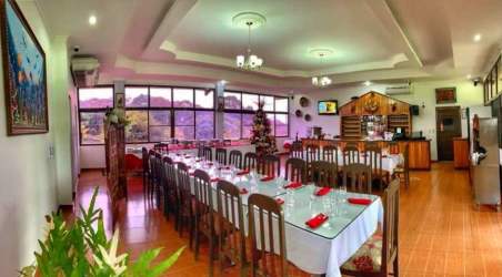 Spacious indoor dining hall with wooden decor and panoramic windows at Restaurant El Galeón near Santa Clara beach