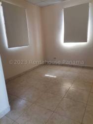 Bathroom with pedestal sink, shower curtain and tiled floor in Las Lomas Penonomé