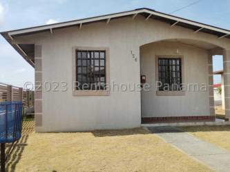 Side yard with pathway and metal fence in affordable Penonomé house