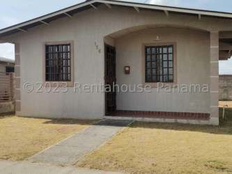 Bedroom with tiled floors and two windows with blinds in Las Lomas de Penonomé