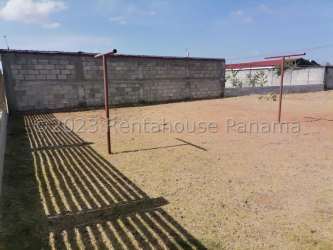 Fenced yard with dry grass and clothesline poles in Penonomé Coclé