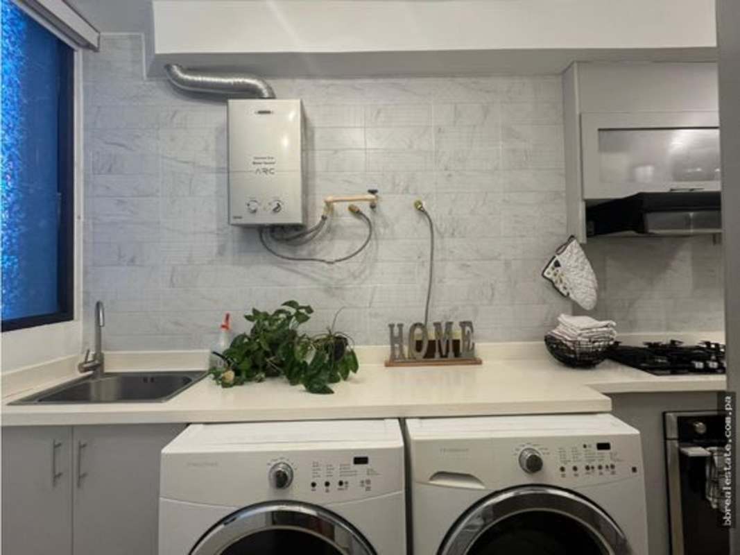 Contemporary kitchen with gas stove, appliances, marble backsplash in PH San Francisco Bay apartment Panama City