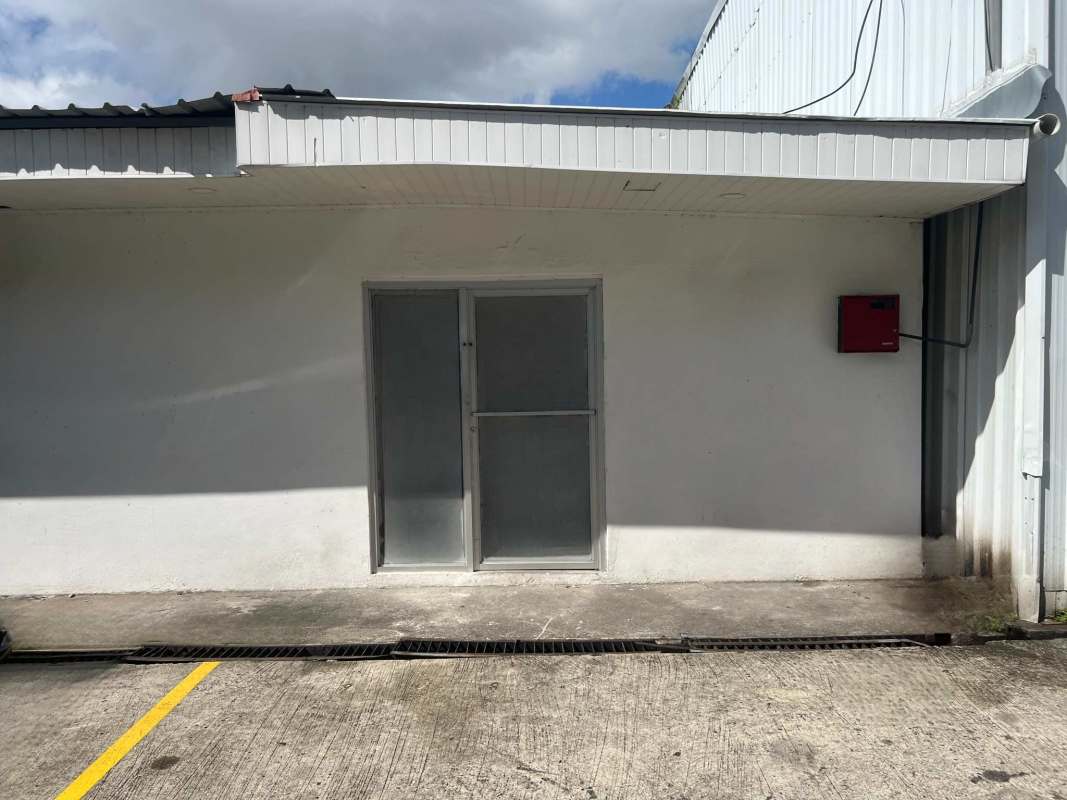Industrial style facade with concrete driveway, metal awning and parking space in Bethania Panama