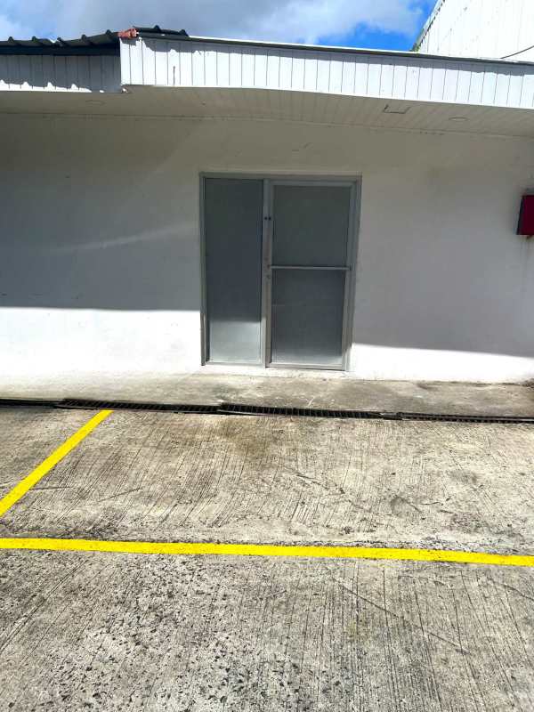 Facade with metal-framed glass door and private parking space in Plaza Villa Cáceres Panama
