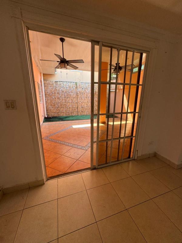 Spacious master bedroom with wood laminate floor, ceiling fan, closet, and AC Condado del Rey Panama