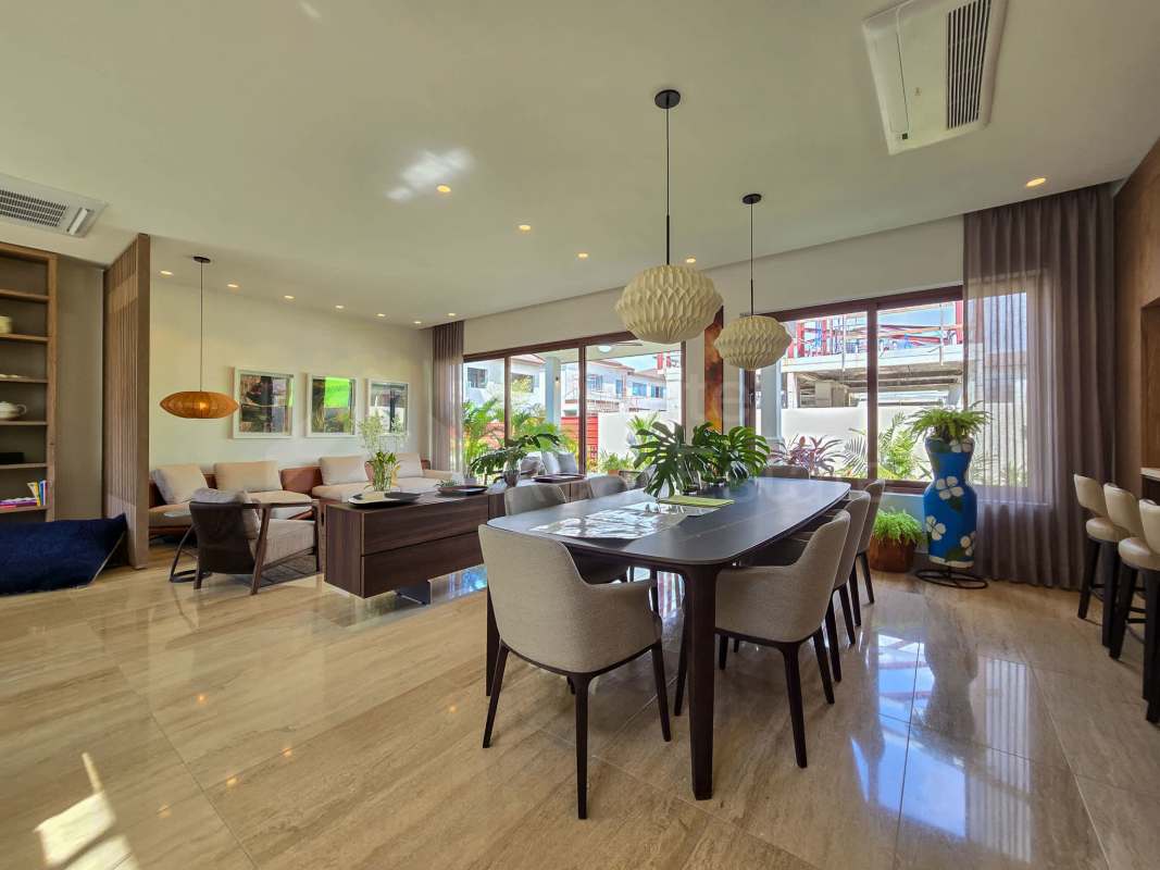 Contemporary Italian kitchen with marble countertops, island and built-in appliances PH The Woods Santa María Panama