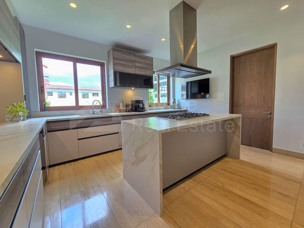 Modern children bedroom with built-in closets and marble floors in Santa María Panama PH The Woods townhouse