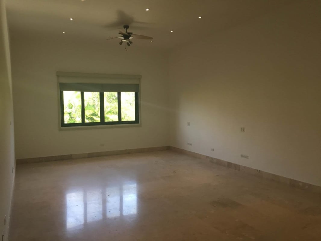 Contemporary master bathroom with double sink, marble finishes Costa del Este house