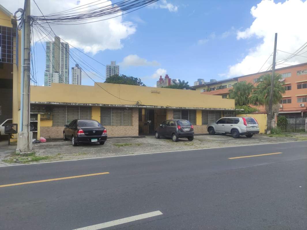 Commercial single-story property with ample parking and street frontage Parque Lefevre Panama
