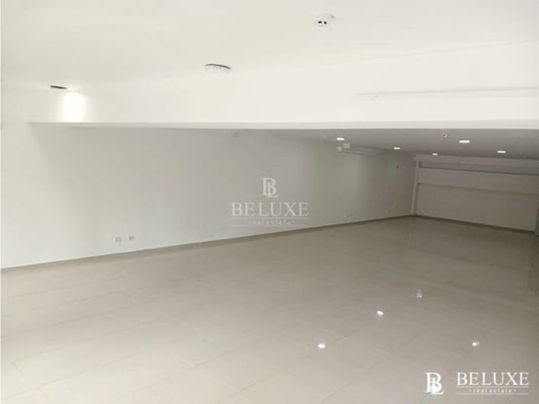 Ground-level retail space with glass entrance at Plaza Signature Point in Panama City