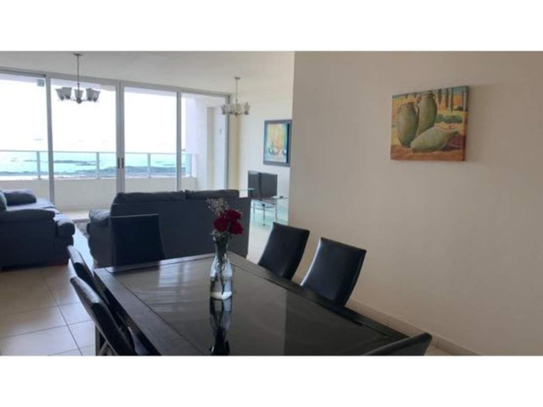 Bright dining space with ocean views in PH Terrasol San Francisco Panama City