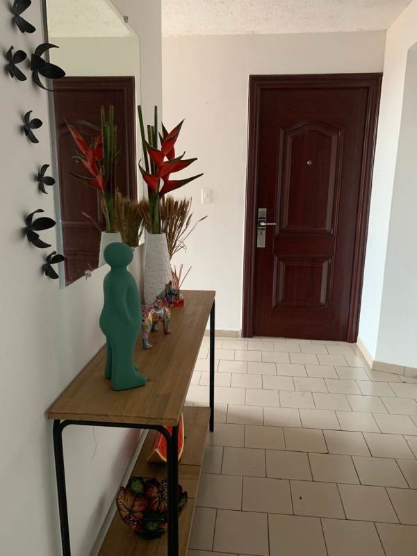 Kitchen with gas stove, modern cabinets, and tiled backsplash PH Vista del Dorado Panama