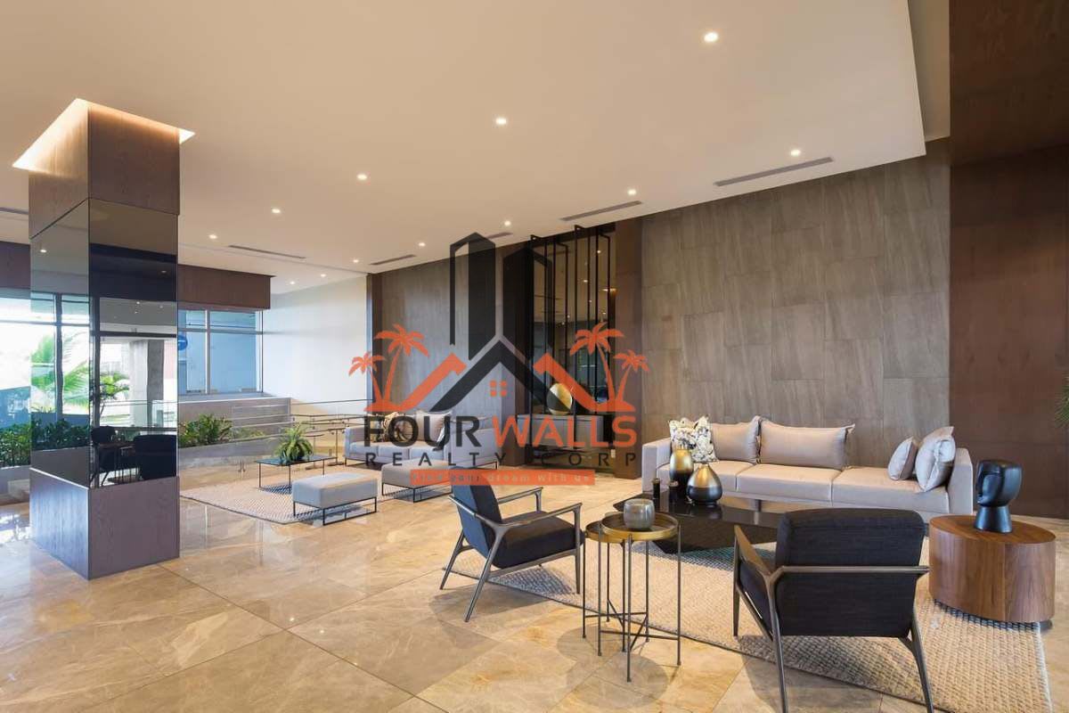 Double-height luxury lobby with reception and waiting area at PH Green Garden Panama