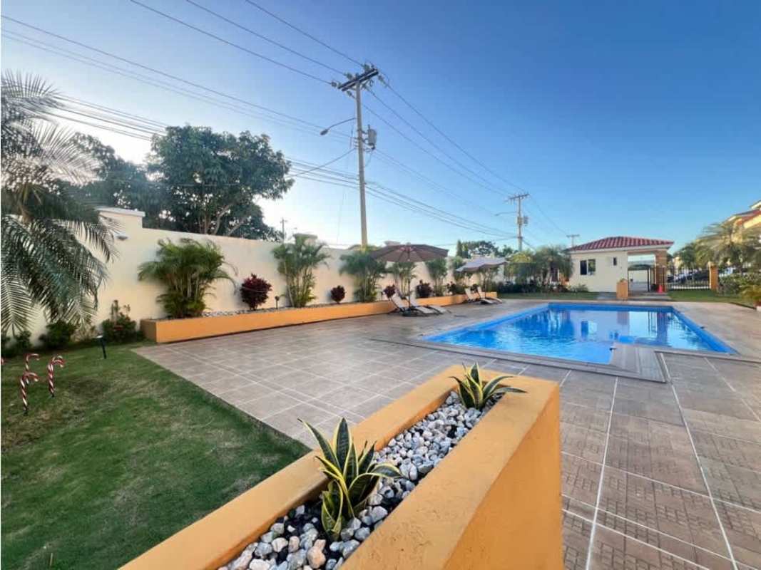 Covered social patio and landscaped area at PH Cantabria V Panama