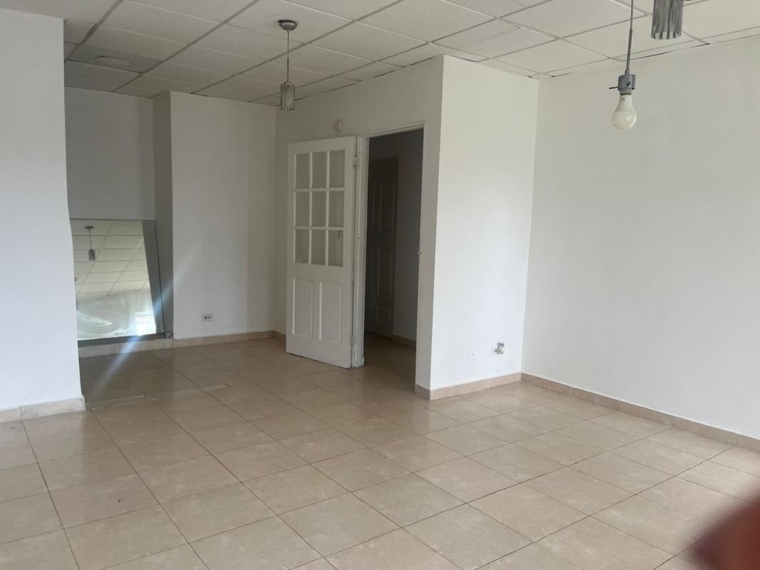 Second bedroom with white closet and ceramic floor in Cerro Viento Panama