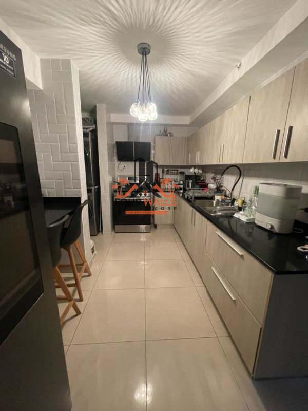 Spacious master bedroom with large window and city view in PH Mei Tower Villa de las Fuentes Panama