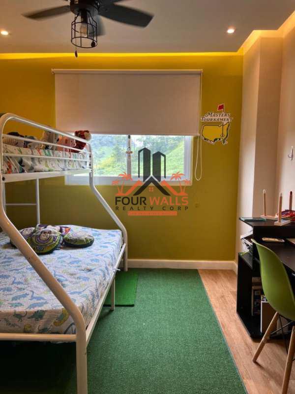 Kid’s bedroom with bunk bed, playful decor, ceiling fan at PH Altamira Gardens Ancón Panama