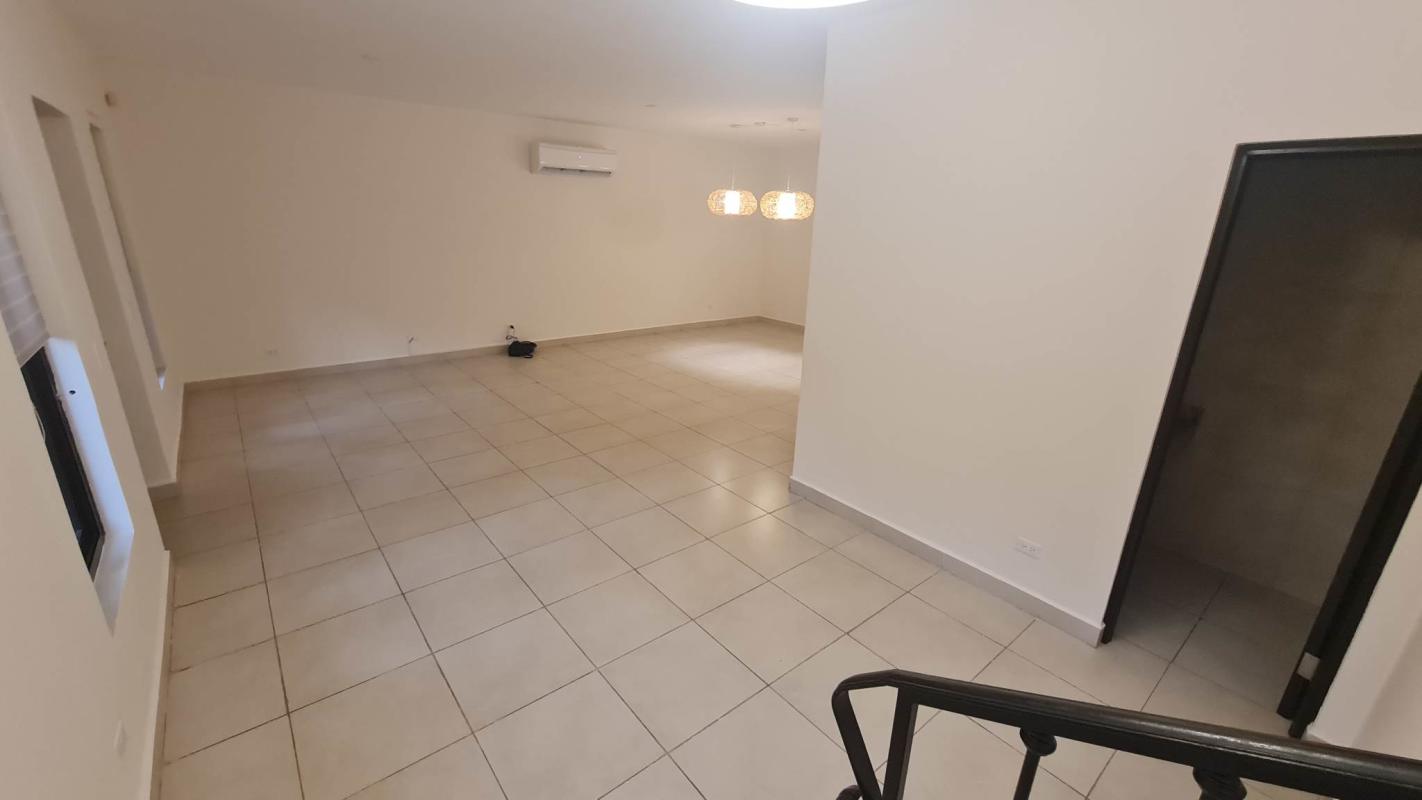 Modern master bathroom with double sinks, marble countertop and bathtub in PH Embassy Club Clayton Panama
