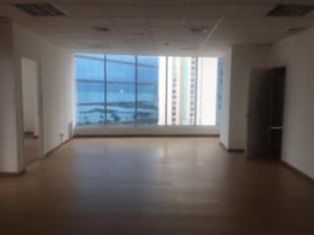 Modern office floor with glass walls and skyline views in Torre Banesco Panama