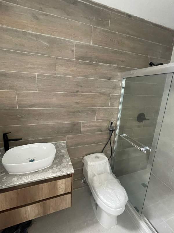Modern bathroom with marble countertops, vessel sink, glass shower PH Brisa Marina Panama
