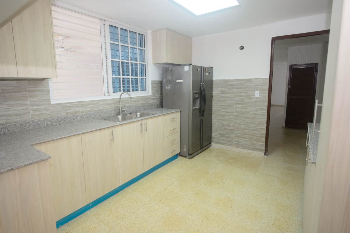 Spacious covered terrace in duplex house for sale Villa de las Fuentes, El Dorado Panama