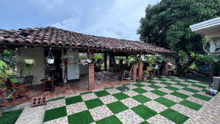 Bright living room with chandelier, tiled floors in house for sale Barriada Katia Las Tablas