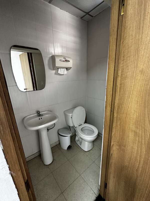 Private office bathroom pedestal sink mirror PH Policlínica San Fernando