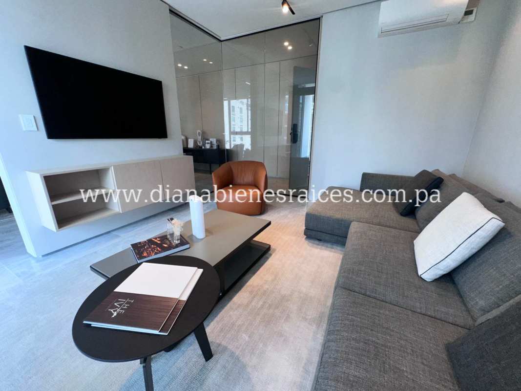 Modern bright bedroom with en-suite bath and large window Santa María Panama