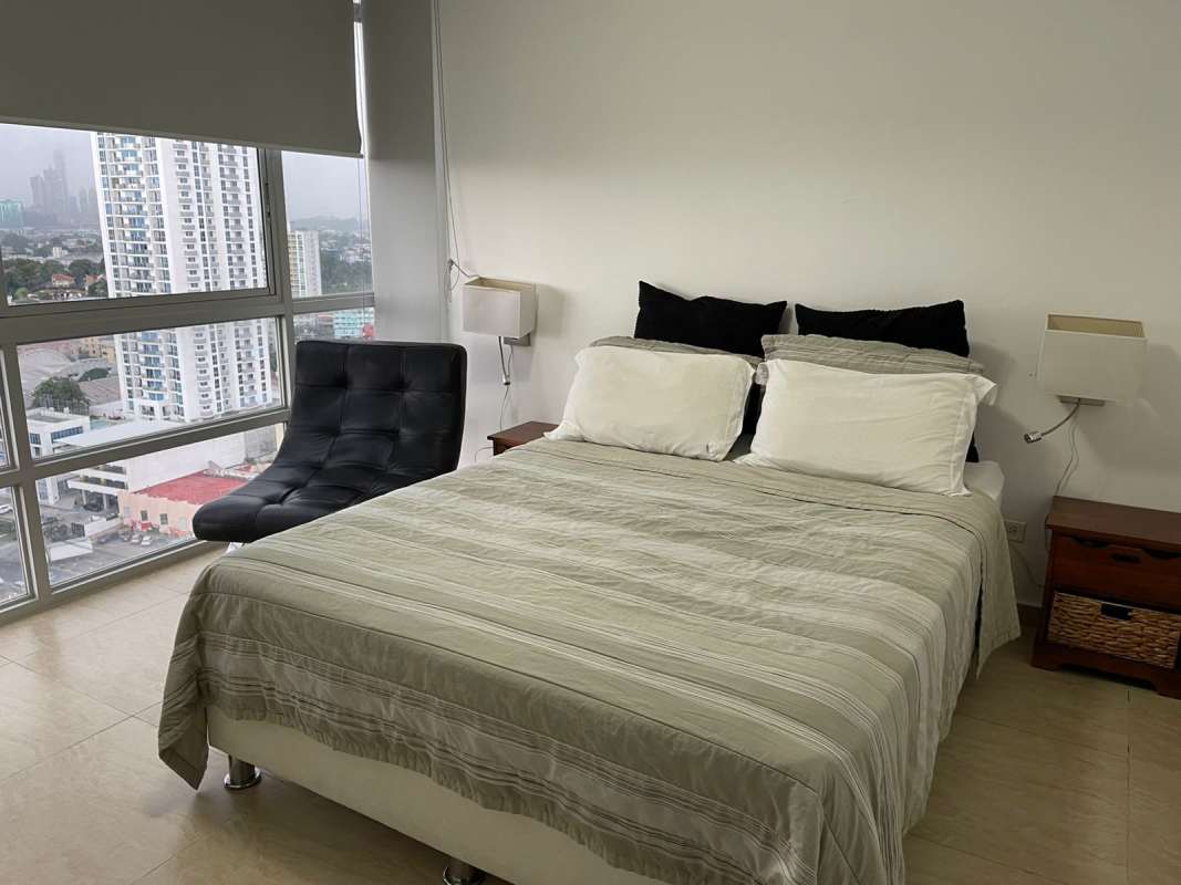 Bedroom with large windows overlooking skyline PH Vista Park Panama City
