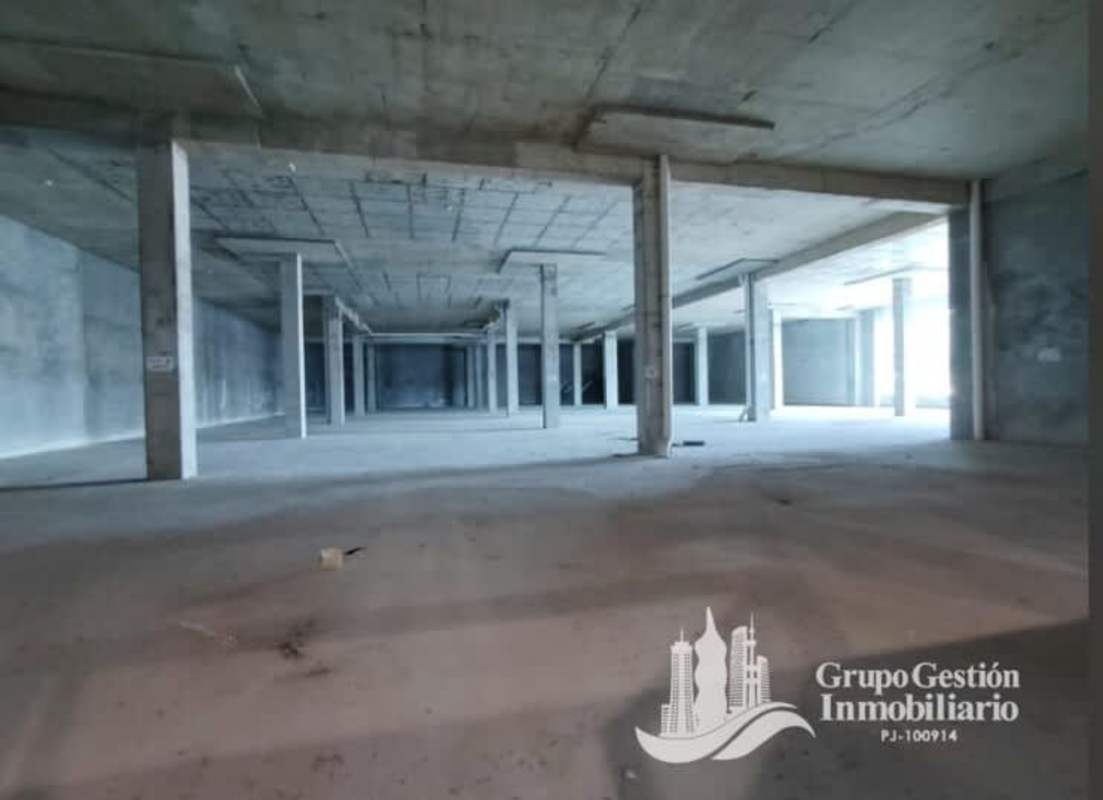 Large grey-shell interior with pillars and tiled floor in Paseo Albrook Panama